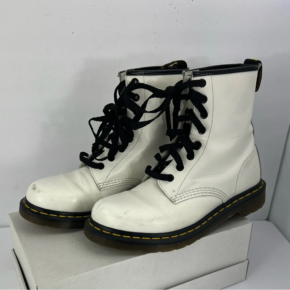 DR MARTEN PASCAL LACEUP ARMY STYLE BOOTS, UPPER LEATHER AIR WAIR SOLE, SIZE 8